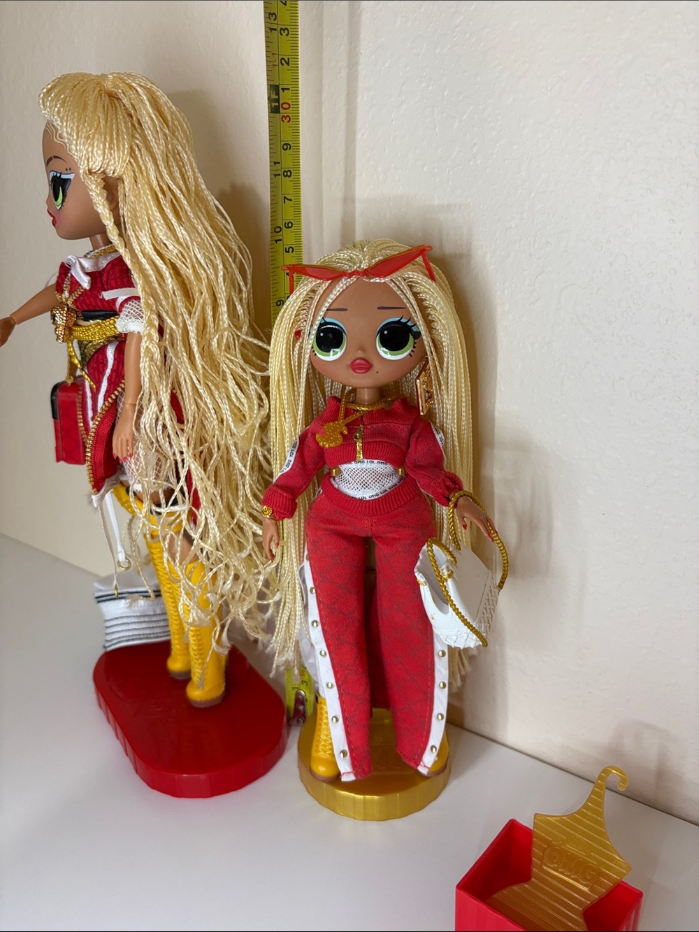 Set of. 2 L.O.L. SWAG Surprise Fierce Fashions Dolls in Red and Gold Outfits - Picture 12 of 14